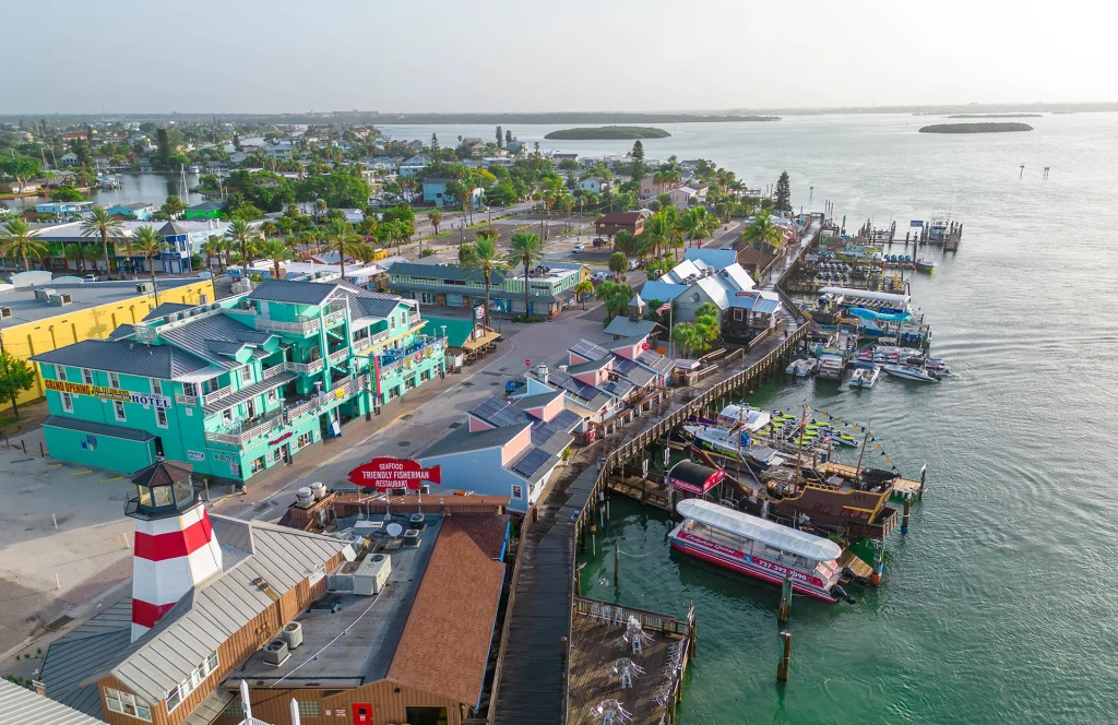 Luftaufnahme des John’s Pass Village in Madeira Beach mit Yachthafen und Restaurants.