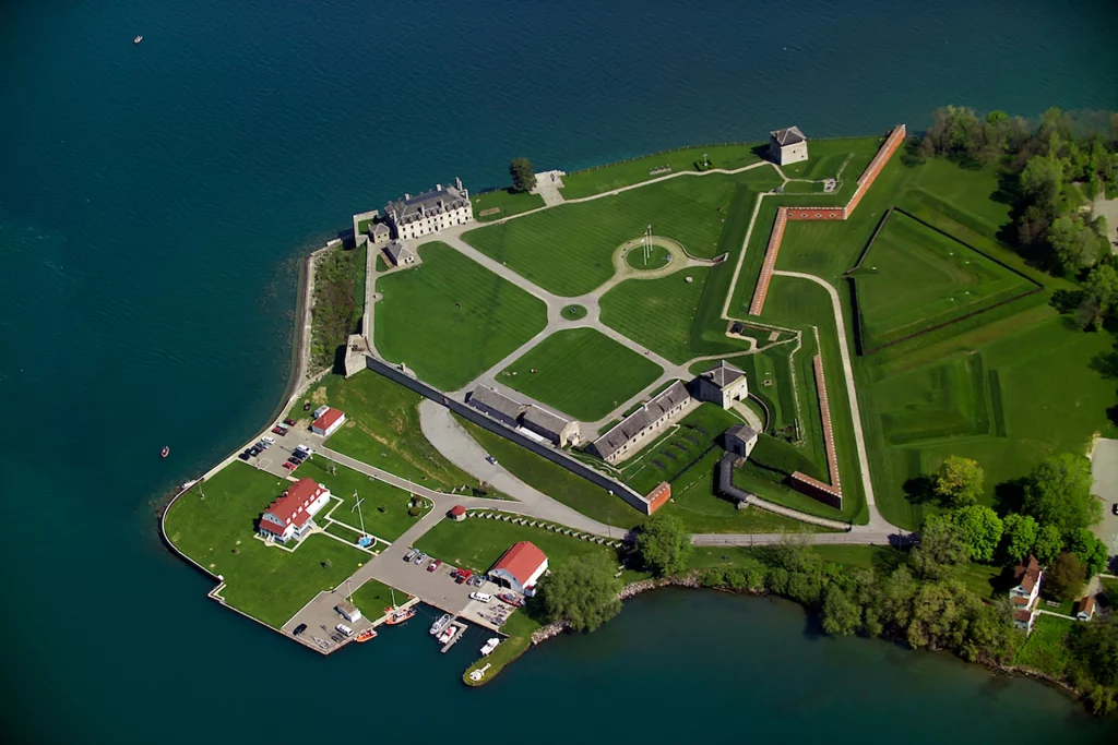 Luftansicht von Old Fort Niagara am Ufer des Ontariosees mit Festungsmauern und Leuchtturm.