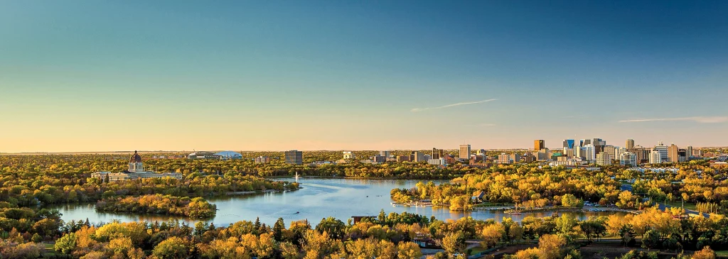 Panorama der Stadt Regina mit Wascana Lake und Saskatchewan Legislative Building