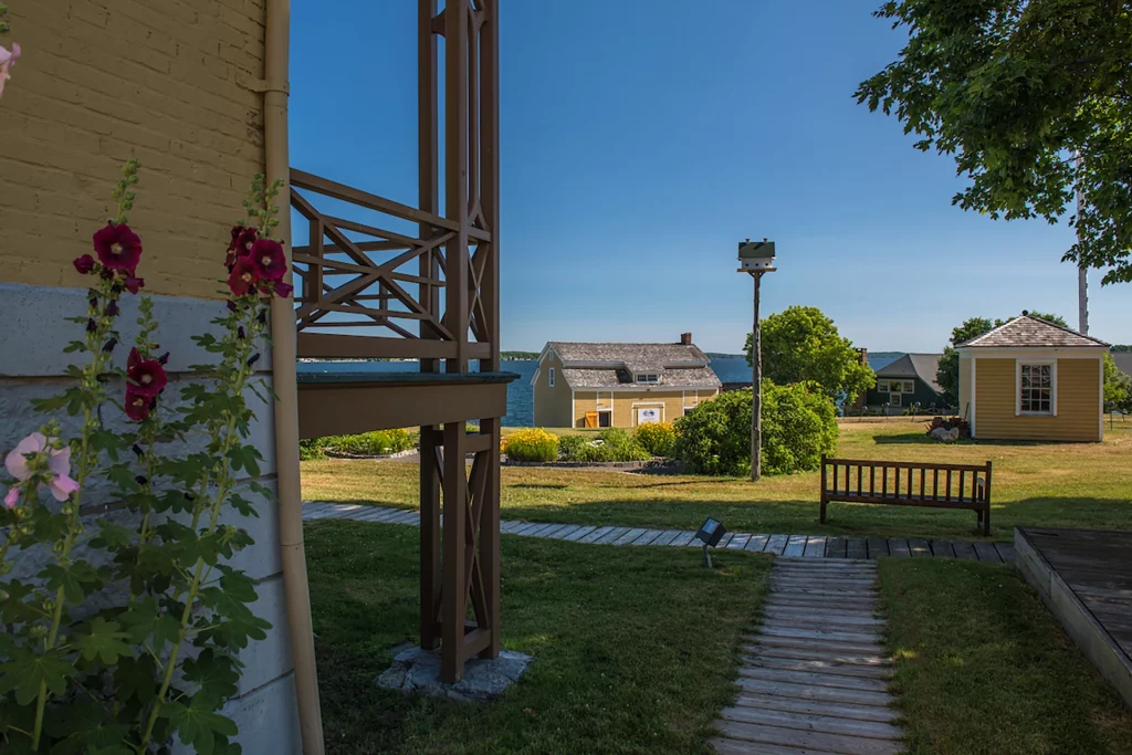 Historische Gebäude und Gärten am Sackets Harbor Battlefield State Historic Site mit Blick auf den Ontariosee.