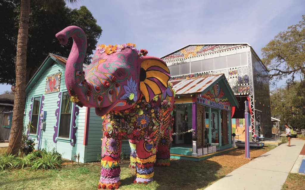 Bunte Kunstinstallation mit pinkfarbenem Elefanten am Arts and Music Center in Safety Harbor.