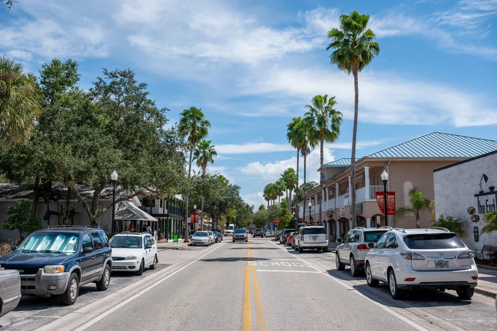 Hauptstraße in Downtown Safety Harbor mit Palmen und Geschäften.