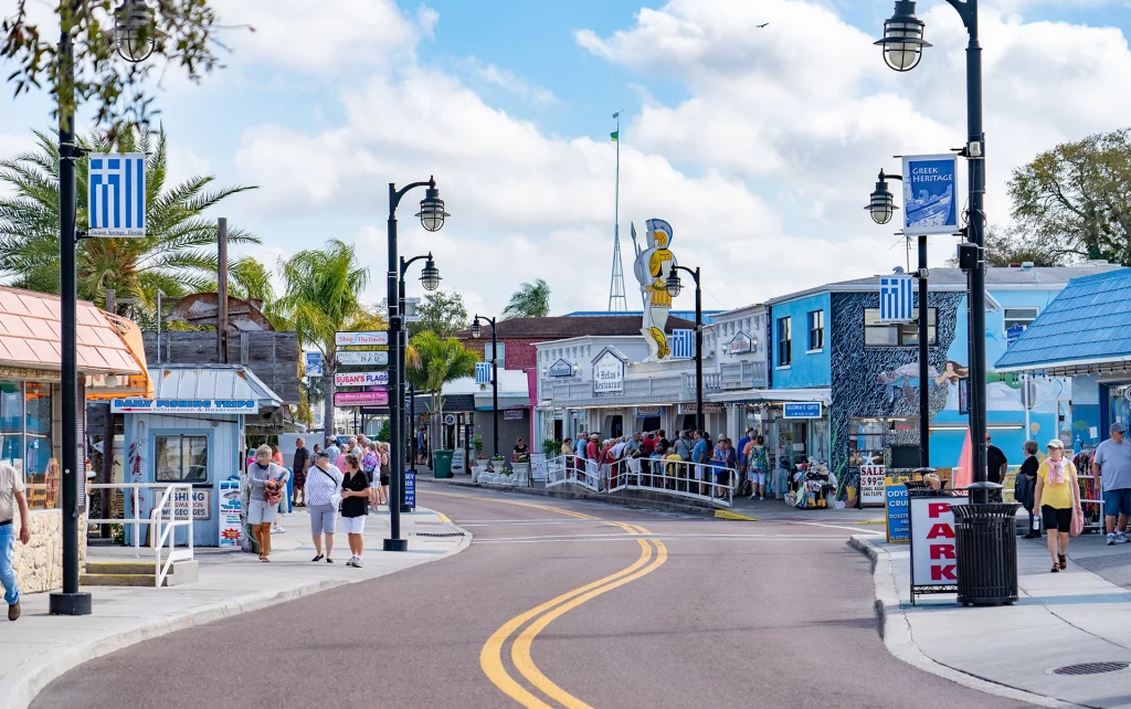 Belebte Einkaufsstraße in Tarpon Springs mit Geschäften und Restaurants.