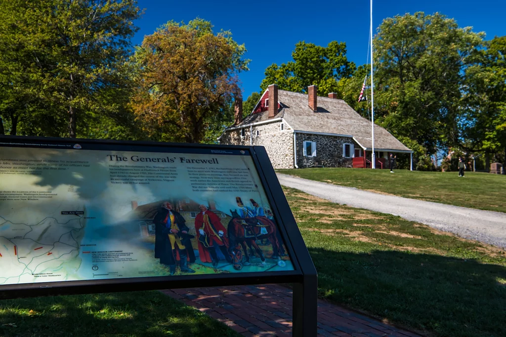 Washington’s Headquarters State Historic Site mit Infotafel „The Generals’ Farewell“ und Steinhaus.