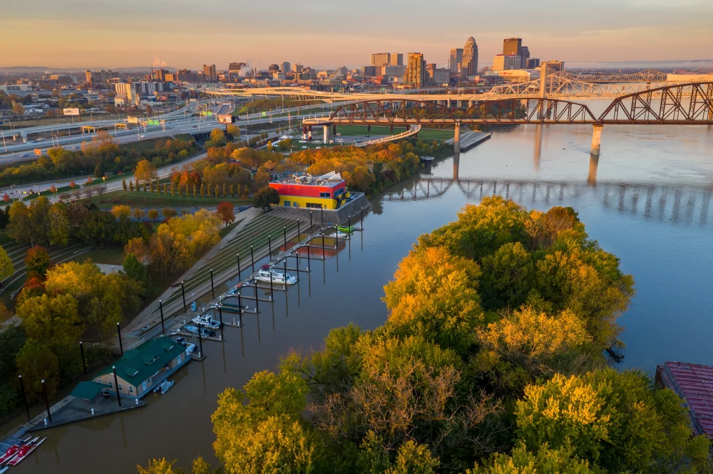 Luftaufnahme des Waterfront Parks mit Skyline von Louisville, Kentucky, bei Sonnenuntergang.