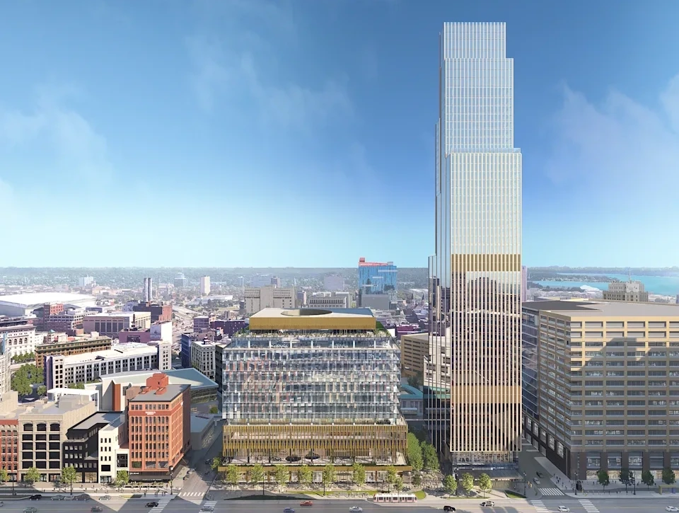 Blick auf die Woodward Avenue in Downtown Detroit mit modernen Hochhäusern und dem Hudson’s Tower im Zentrum.