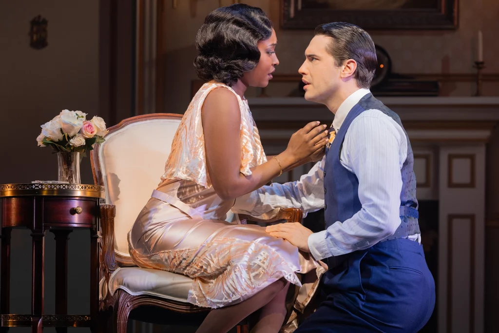 Schauspieler Aisha Jackson und Ryan McCartan in einer emotionalen Szene im Broadway-Musical The Great Gatsby.