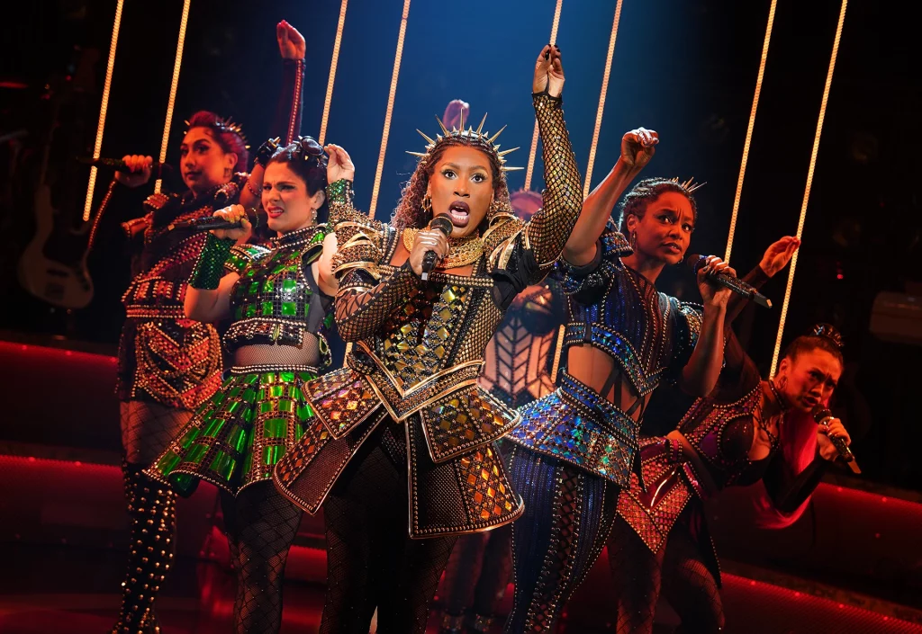Ensemble von Six – The Musical in rockigen Tudor-Kostümen auf der Broadway-Bühne.