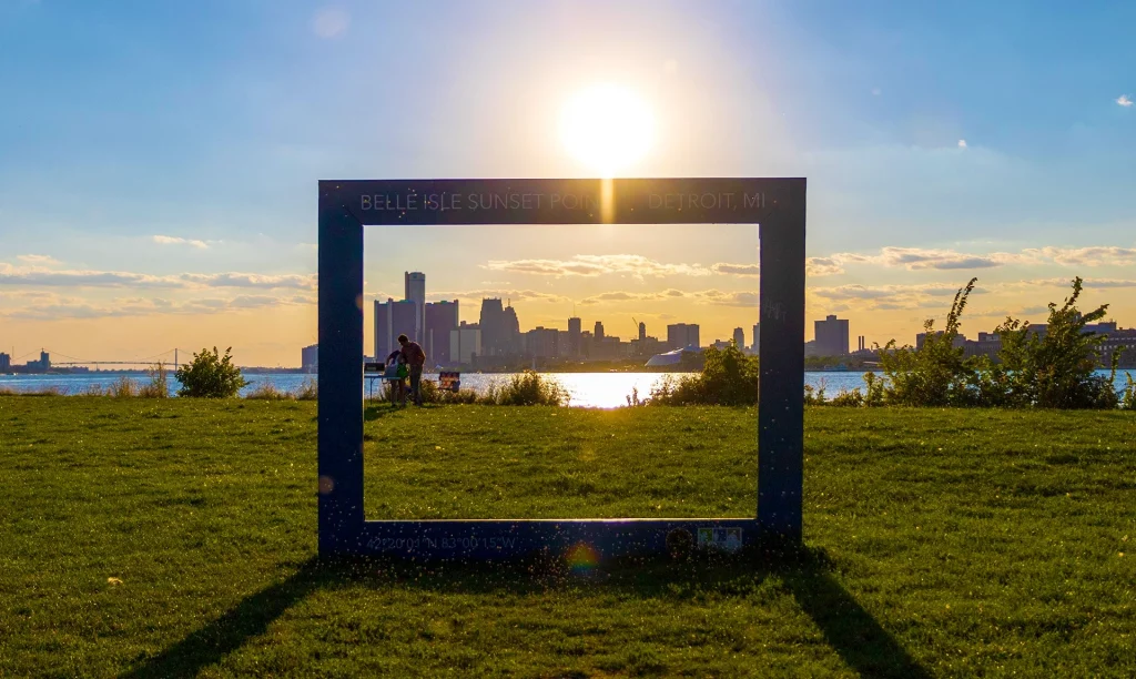 Sonnenuntergang auf Belle Isle mit Blick durch den Sunset Point-Rahmen auf die Skyline von Detroit.