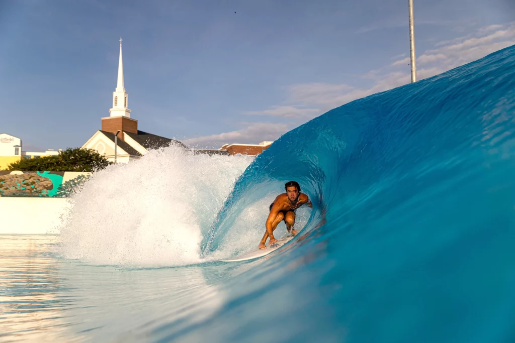 Ein Surfer reitet in einer perfekt geformten Tube im Atlantic Park Surf Wavepool in Virginia Beach.