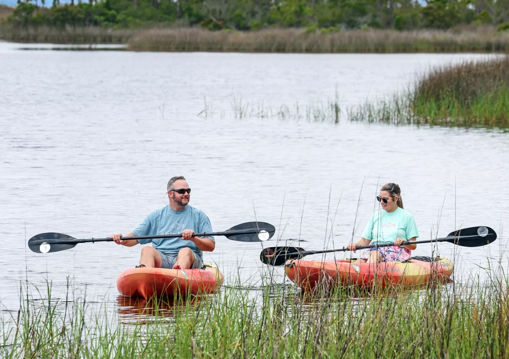 Kajakfahrer im Camp Helen State Park bei Panama City BEach in Florida