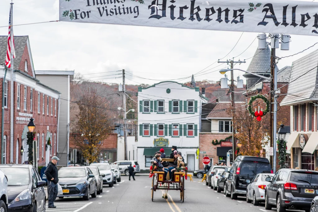 Pferdekutsche fährt durch die weihnachtlich geschmückte Hauptstraße von Port Jefferson beim Dickens Festival.