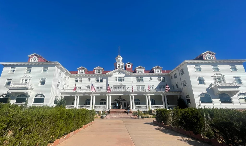 Das weiße Stanley Hotel in Estes Park, bekannt als Inspiration für Stephen Kings „The Shining“.