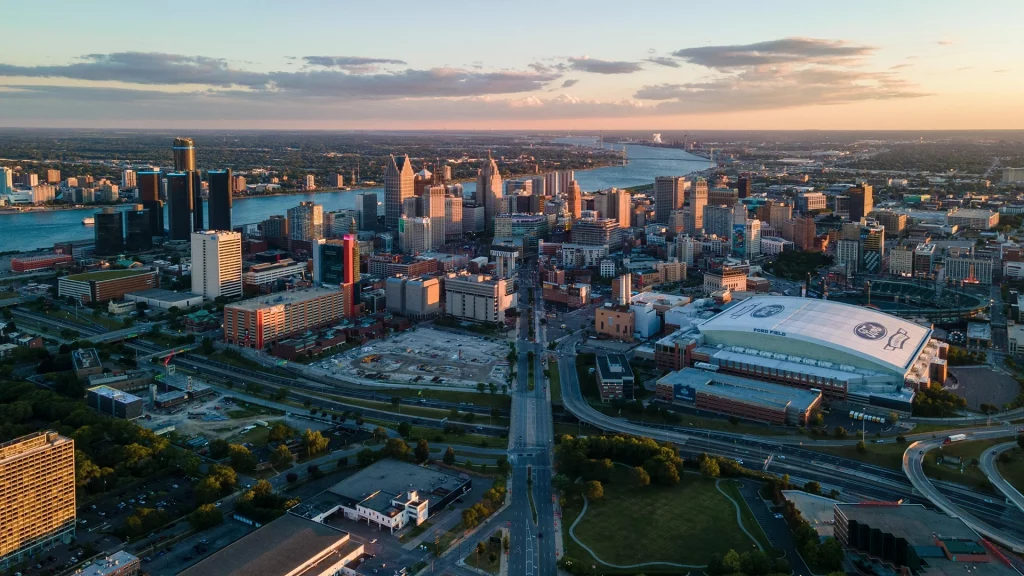 Luftaufnahme von Downtown Detroit mit Blick auf den Detroit River, Hochhäusern und Ford Field.