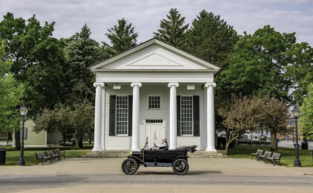 Historisches Gebäude mit Oldtimer vor dem Greenfield Village in Dearborn bei Detroit.