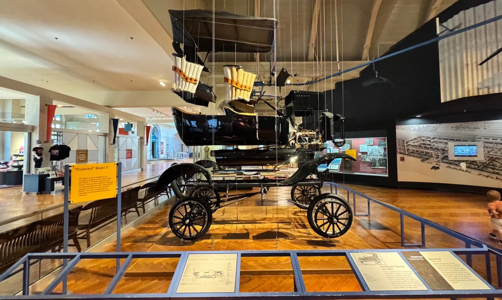 Modell T von Ford in Einzelteilen hängend ausgestellt im Henry Ford Museum.