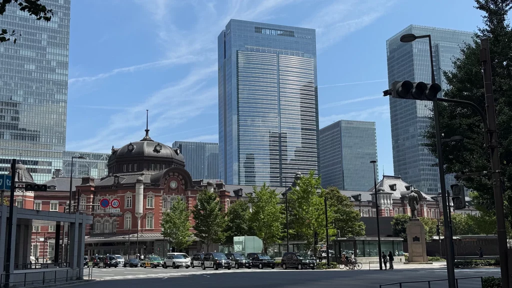 Moderne Skyline von Tokio mit dem historischen Bahnhof Tokyo Station im Vordergrund.