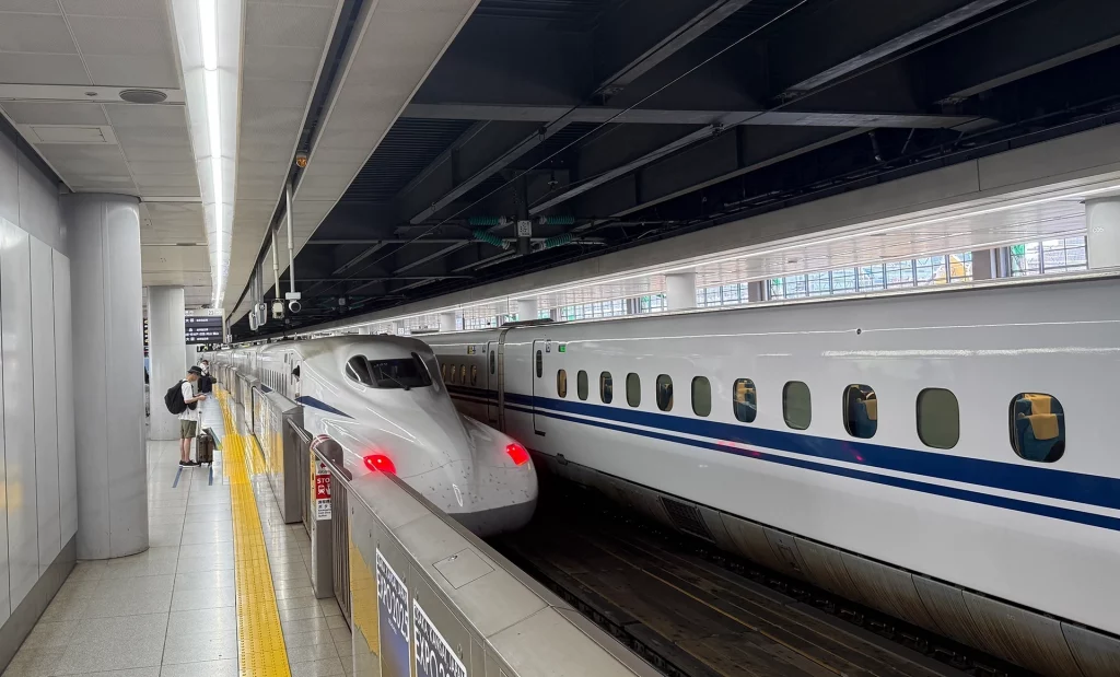 Shinkansen-Schnellzug im Bahnhof in Japan.