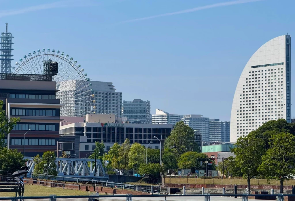 Skyline von Yokohama mit Riesenrad Cosmo Clock 21 und dem markanten InterContinental Hotel.