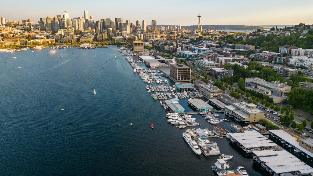 Blick auf Lake Union mit Booten und der Skyline von Seattle samt Space Needle.