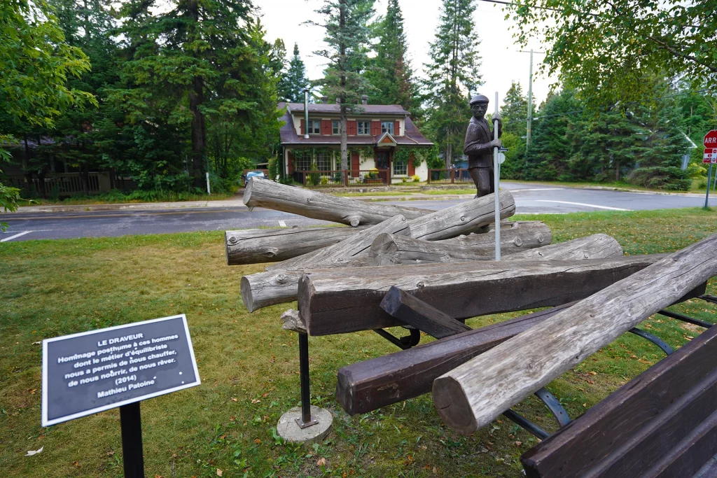 Holzskulptur „Le Draveur“ in Val-David, Québec, zu Ehren der Holzfäller auf den Flüssen der Laurentiden.