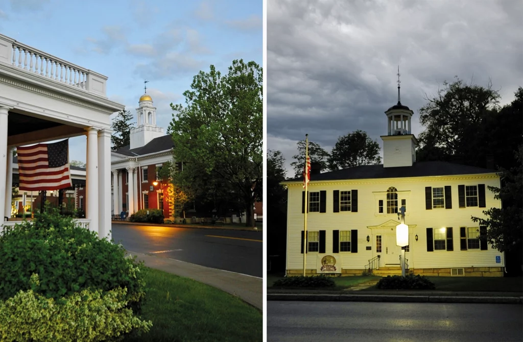 Links: Historisches Gebäude mit goldener Kuppel und US-Flagge in Lenox, Massachusetts. Rechts: Weißes Kolonialgebäude mit Turm und schwarzen Fensterläden bei Abendstimmung.