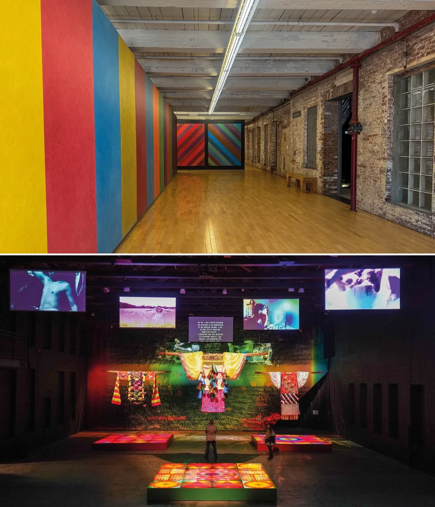 Zwei Ausstellungen im MASS MoCA: Farbige Streifenwand in historischer Industriehalle und multimediale Rauminstallation mit Videos und Textilien.