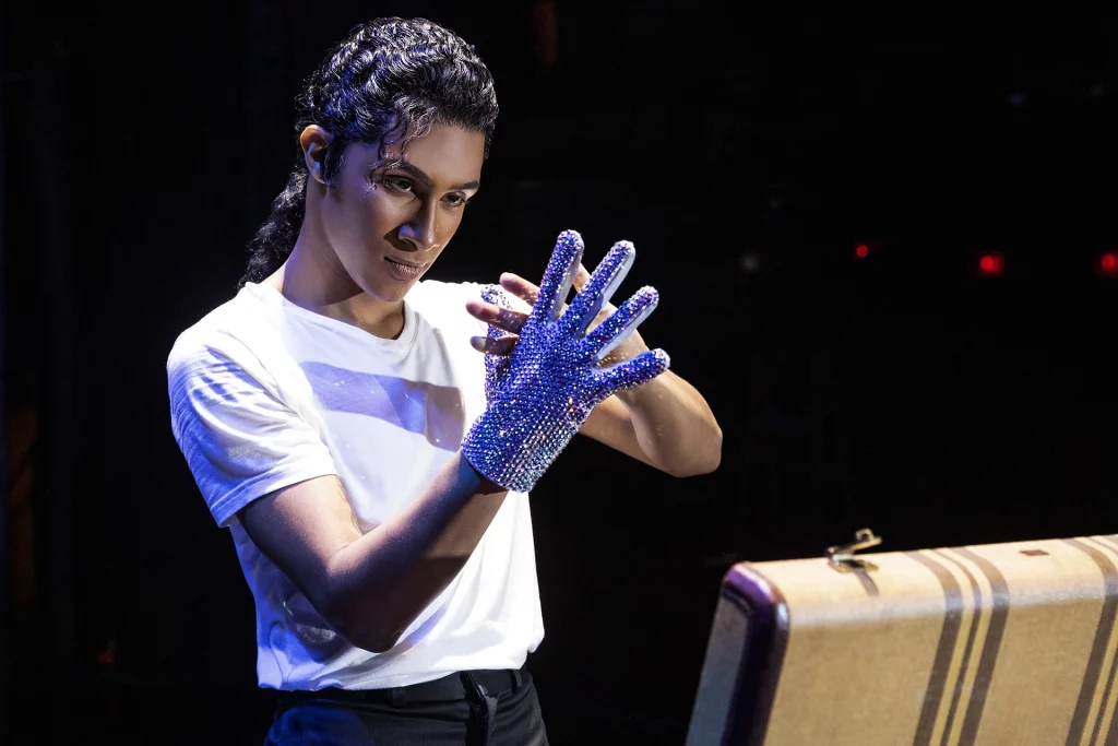 Schauspieler im Broadway-Musical MJ mit dem ikonischen glitzernden Handschuh von Michael Jackson.
