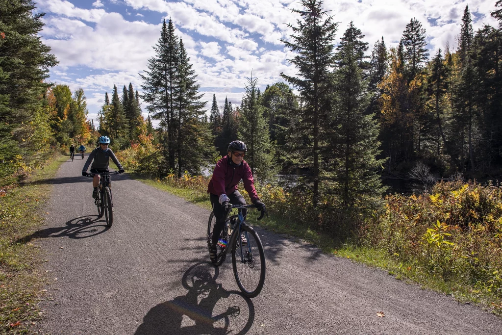 Radfahrer im Parc linéaire Le P’tit Train du Nord in Val-David, Laurentides.