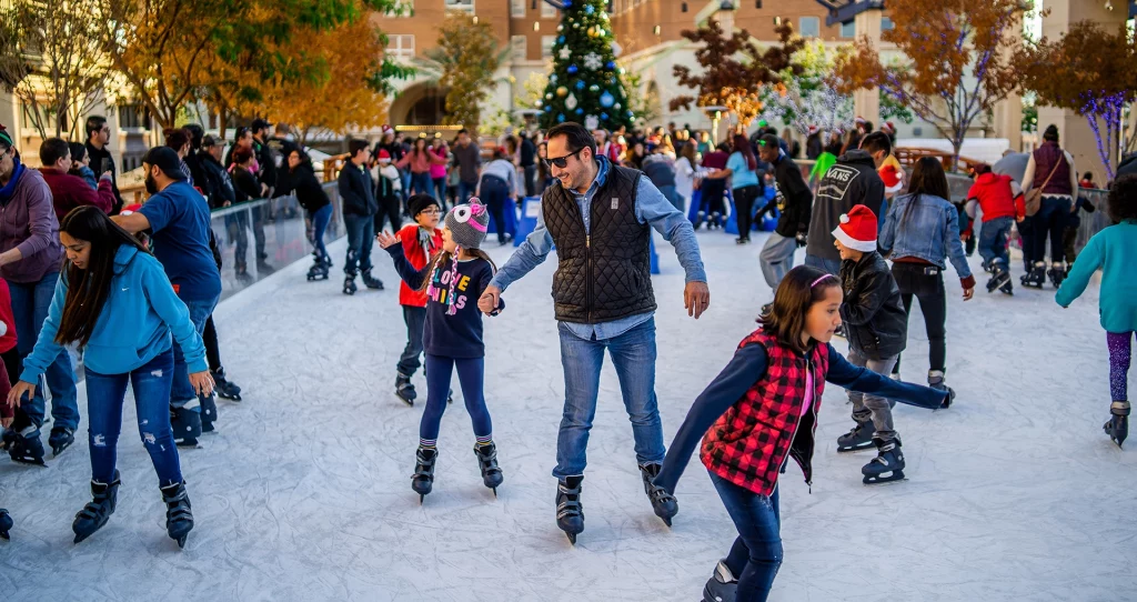 Menschen beim Eislaufen auf der Outdoor-Eisbahn beim WinterFest in El Paso, Texas