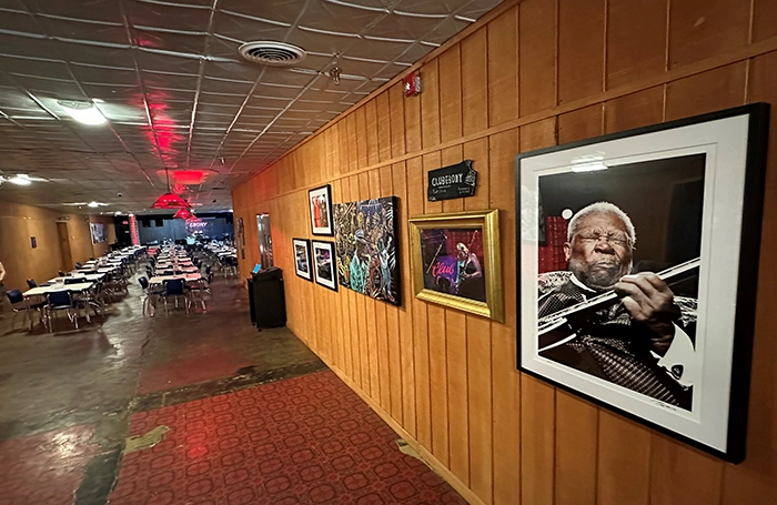 Blick in den traditionsreichen Club Ebony in Indianola mit Wandfotos und Konzertsaal.