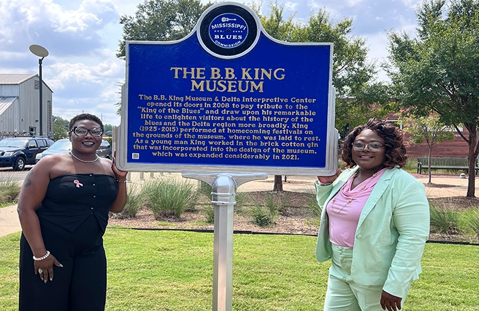Zwei Frauen bei der Enthüllung einer Gedenktafel zum B.B. King Museum in Indianola, Mississippi.