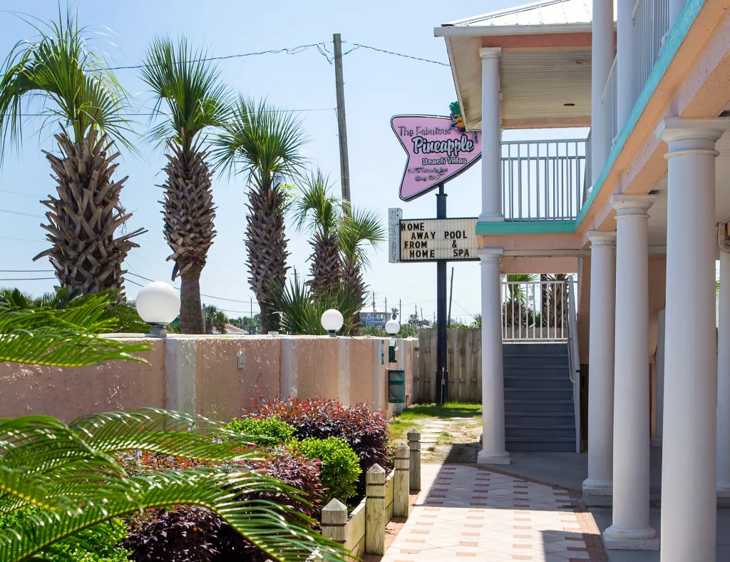 Eingang der Fabulous Pineapple Beach Villas mit Palmen in Panama City Beach, Florida