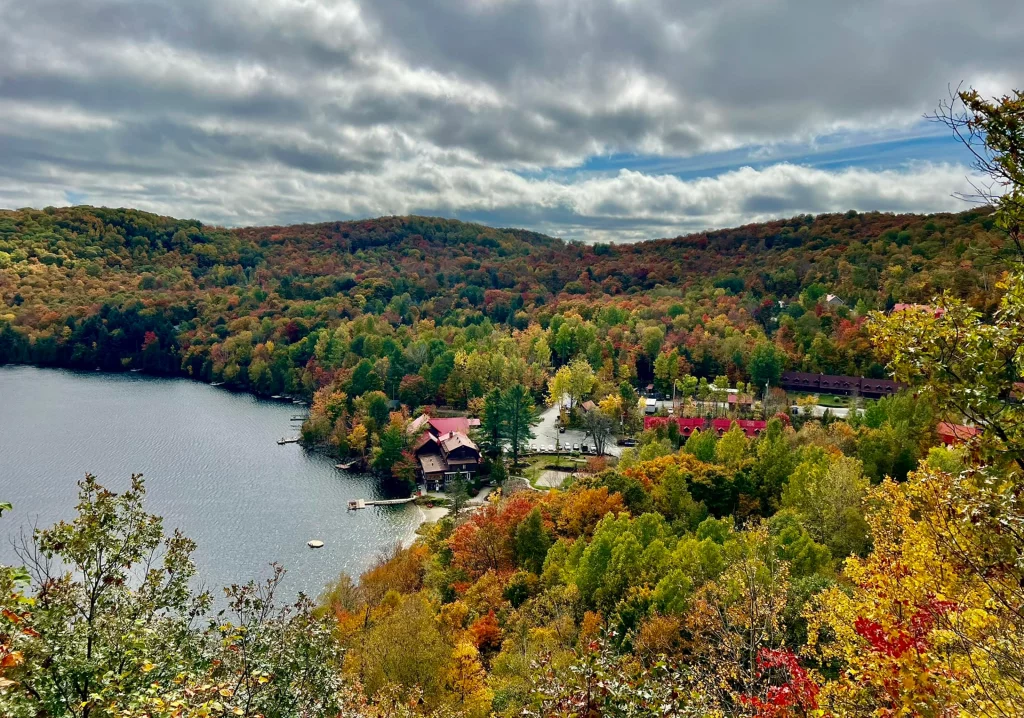 Blick vom Aussichtspunkt auf den Lac Morency inmitten der bunten Wälder der Laurentiden.