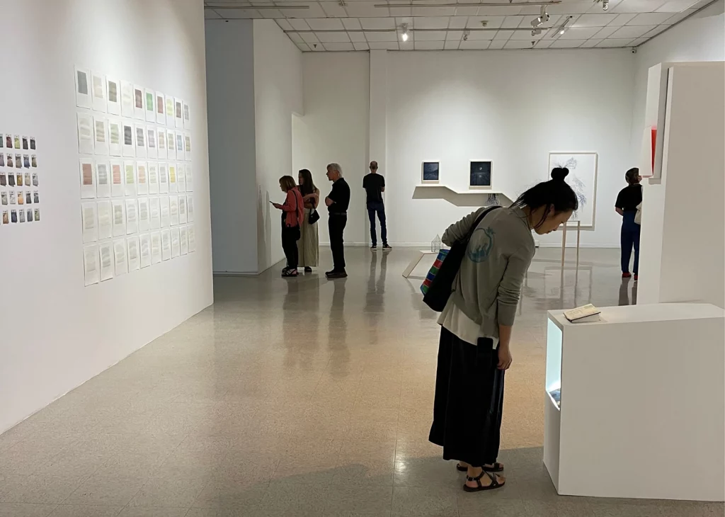 Besucher im Musée d’art contemporain des Laurentides betrachten moderne Kunstwerke in einer Ausstellung.