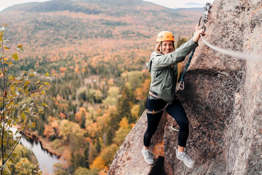 Frau beim Klettern auf der Via Ferrata im Parc national du Mont-Tremblant.