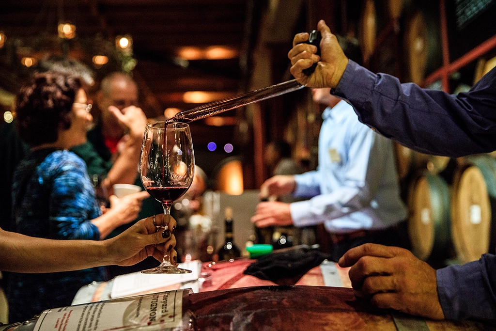 Ein Winzer schenkt Rotwein direkt aus dem Fass bei einer Verkostung in der V. Sattui Winery in St. Helena ein.