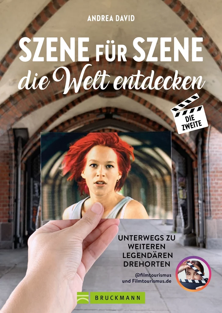 Buchcover von „Szene für Szene die Welt entdecken – Die Zweite“ mit Filmszene aus Lola rennt und Hintergrund der Berliner Oberbaumbrücke.