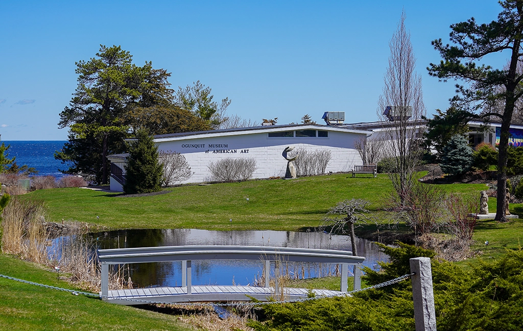 Ogunquit Museum of American Art an der Küste von Maine mit Skulpturengarten, Teich und Blick auf den Atlantik.