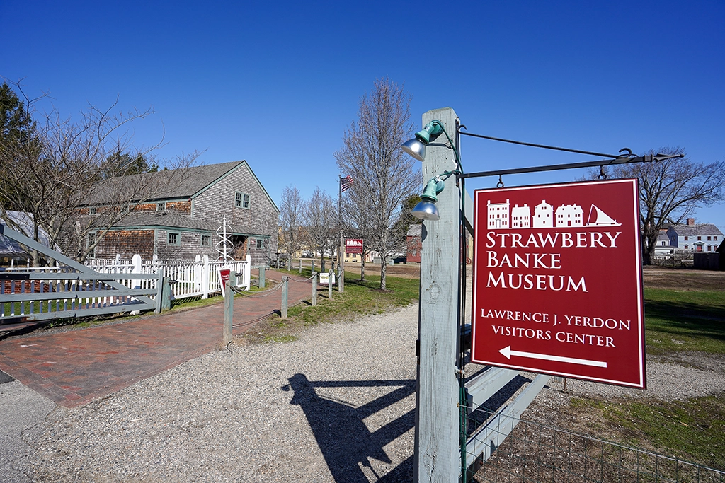 Strawbery Banke Museum in Portsmouth, New Hampshire, mit historischem Gebäude, Besucherzentrum und Weg durch das Freilichtmuseum.