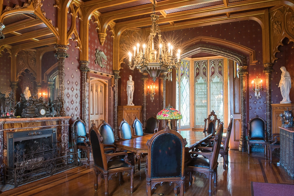 Historischer Speisesaal mit Kronleuchter und kunstvollen Holzarbeiten in der viktorianischen Lyndhurst Mansion in Tarrytown, New York.