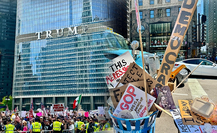 Friedliche Demonstration in Downtown Chicago vor dem Trump Tower mit Schildern und Bannern gegen Donald Trump und für Demokratie und Vielfalt.