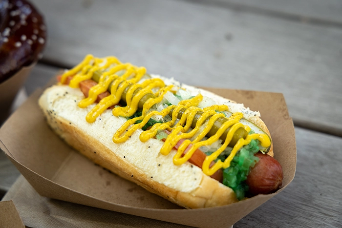 Chicago-Style Hot Dog mit Senf, Gurkenrelish, Zwiebeln, Tomaten, Gewürzgurke und Selleriesalz im Northman Beer Garden in Chicago.