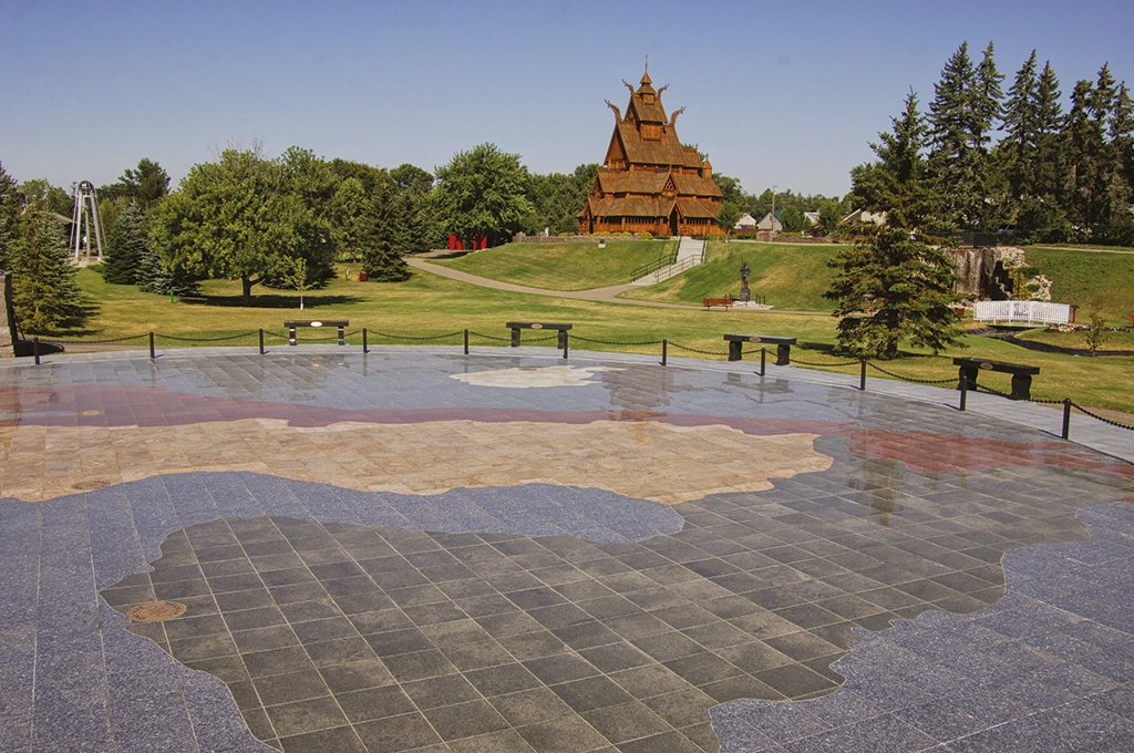 Blick auf die norwegische Stabkirche im Scandinavian Heritage Park in Minot, North Dakota.