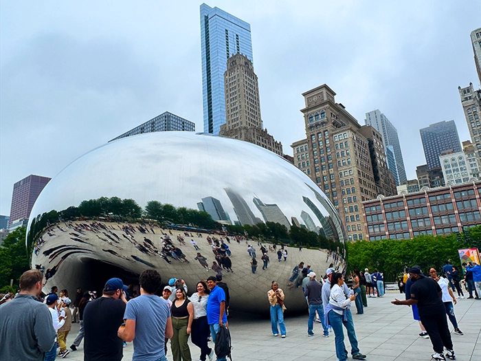 Friedliche Demonstration in Chicago: Aktivistinnen und Aktivisten protestieren vor dem Trump Tower für Demokratie, Gleichberechtigung und gesellschaftlichen Zusammenhalt.