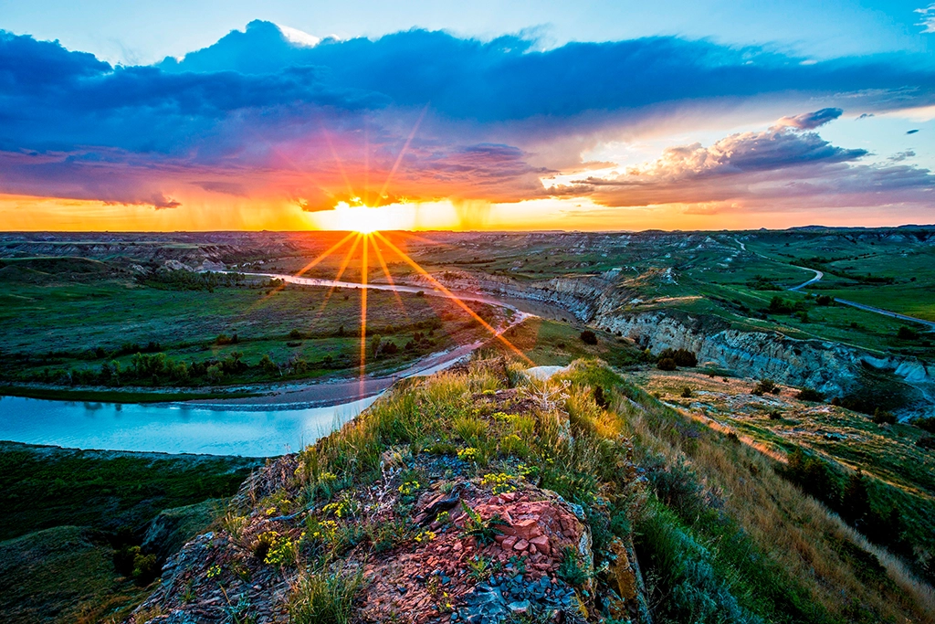 Farbenprächtiger Sonnenuntergang über dem Wind Canyon im Theodore Roosevelt Nationalpark, North Dakota.