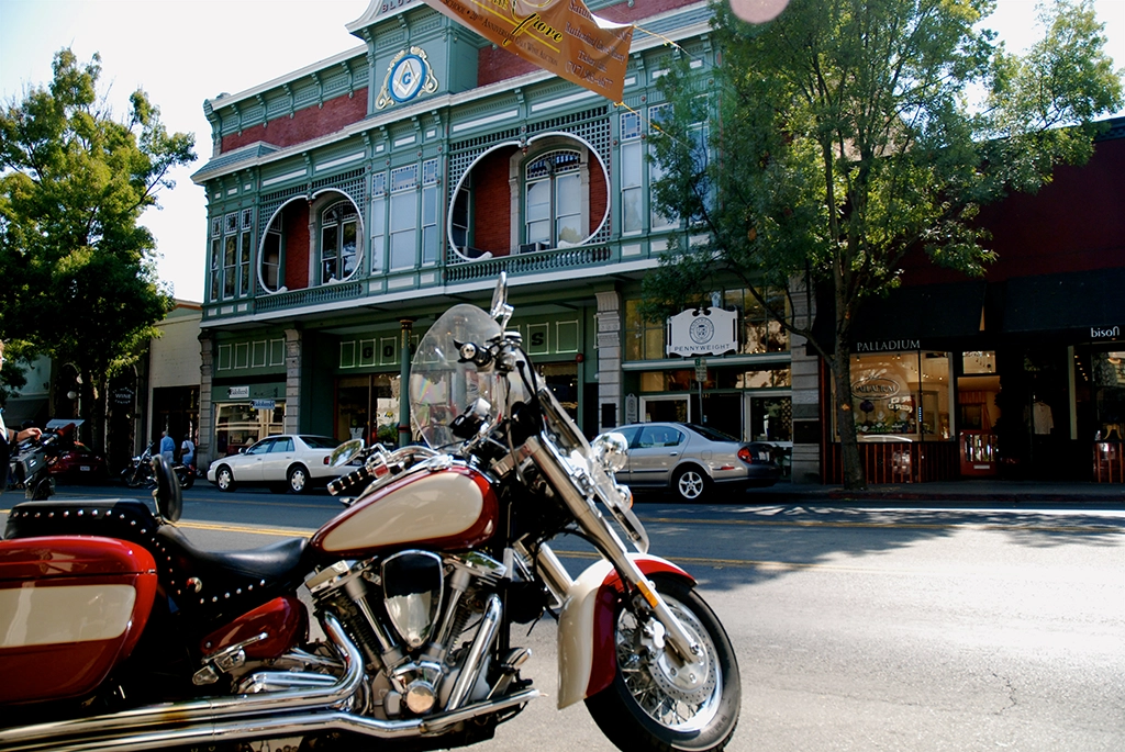 Motorrad vor einem historischen Gebäude in der Innenstadt von St. Helena im Napa Valley, Kalifornien.