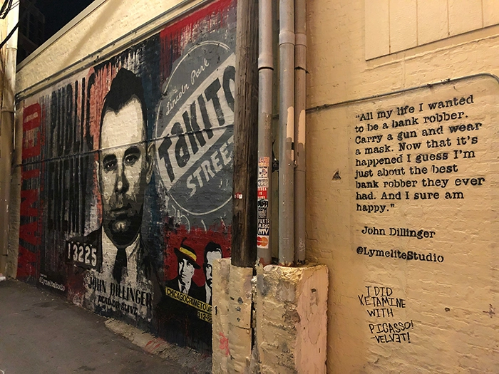 Streetart in Chicago mit einem Wandgemälde von John Dillinger, einem berüchtigten Bankräuber der 1930er-Jahre, und einem Zitat über sein Leben als Krimineller.