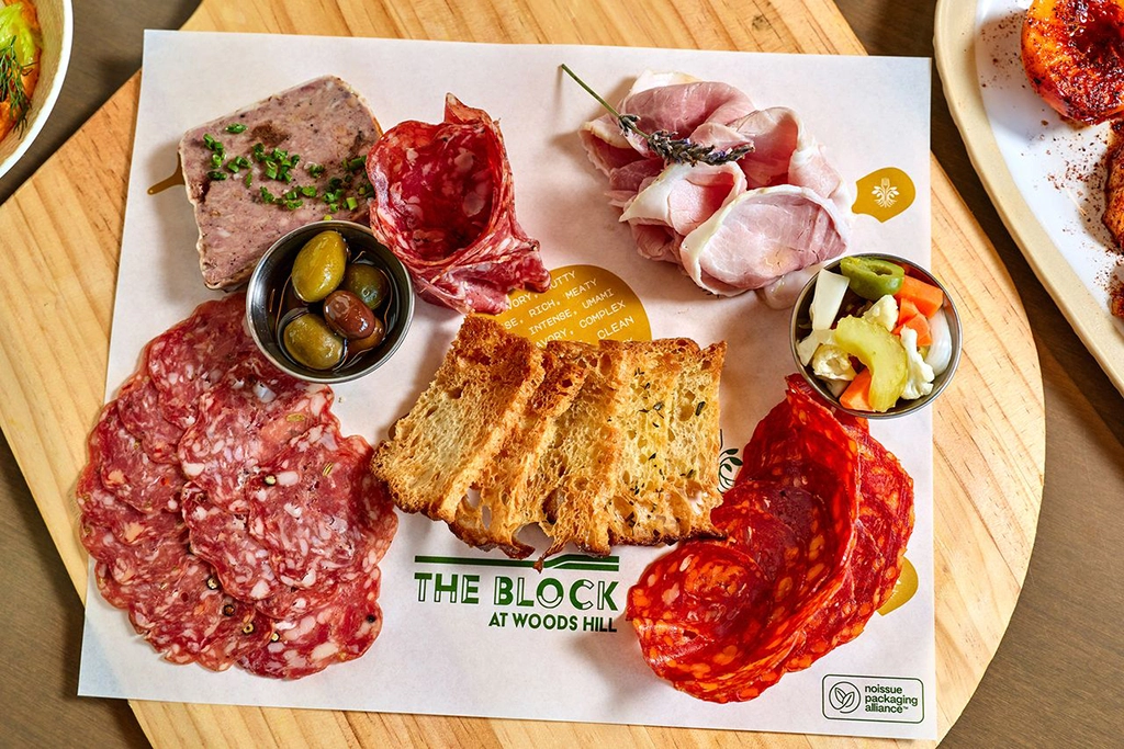 Charcuterie-Board mit Wurst, Schinken, Oliven, Käse und geröstetem Brot im Restaurant The Block at Woods Hill in Boston.