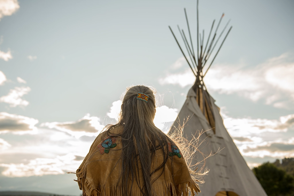 Ktunaxa-Älteste im traditionellen Gewand vor einem Tipi bei Cranbrook in British Columbia